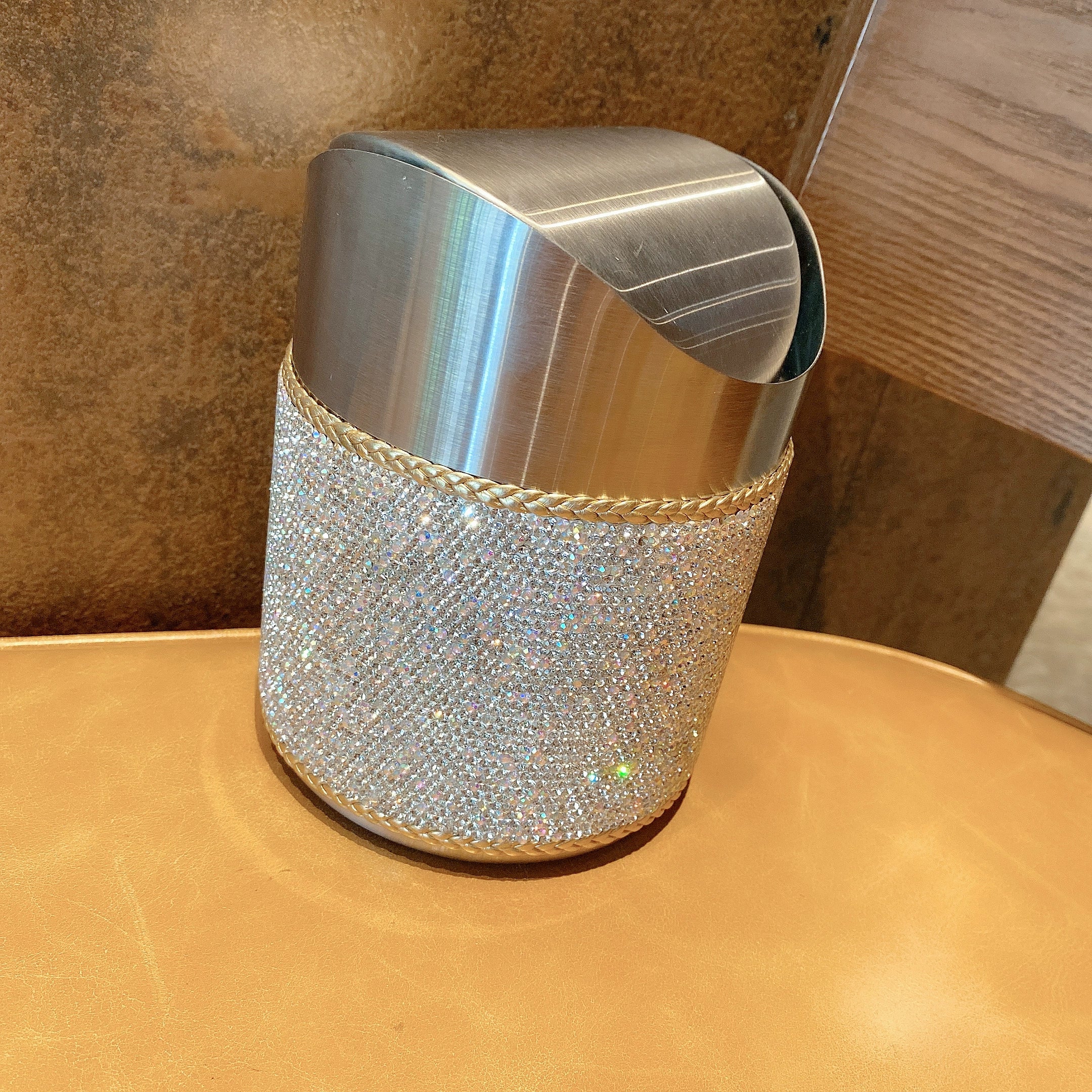 Sparkly Diamond Desktop Trash Can – Mini Swing Lid Storage Bucket for Home, Office & Car