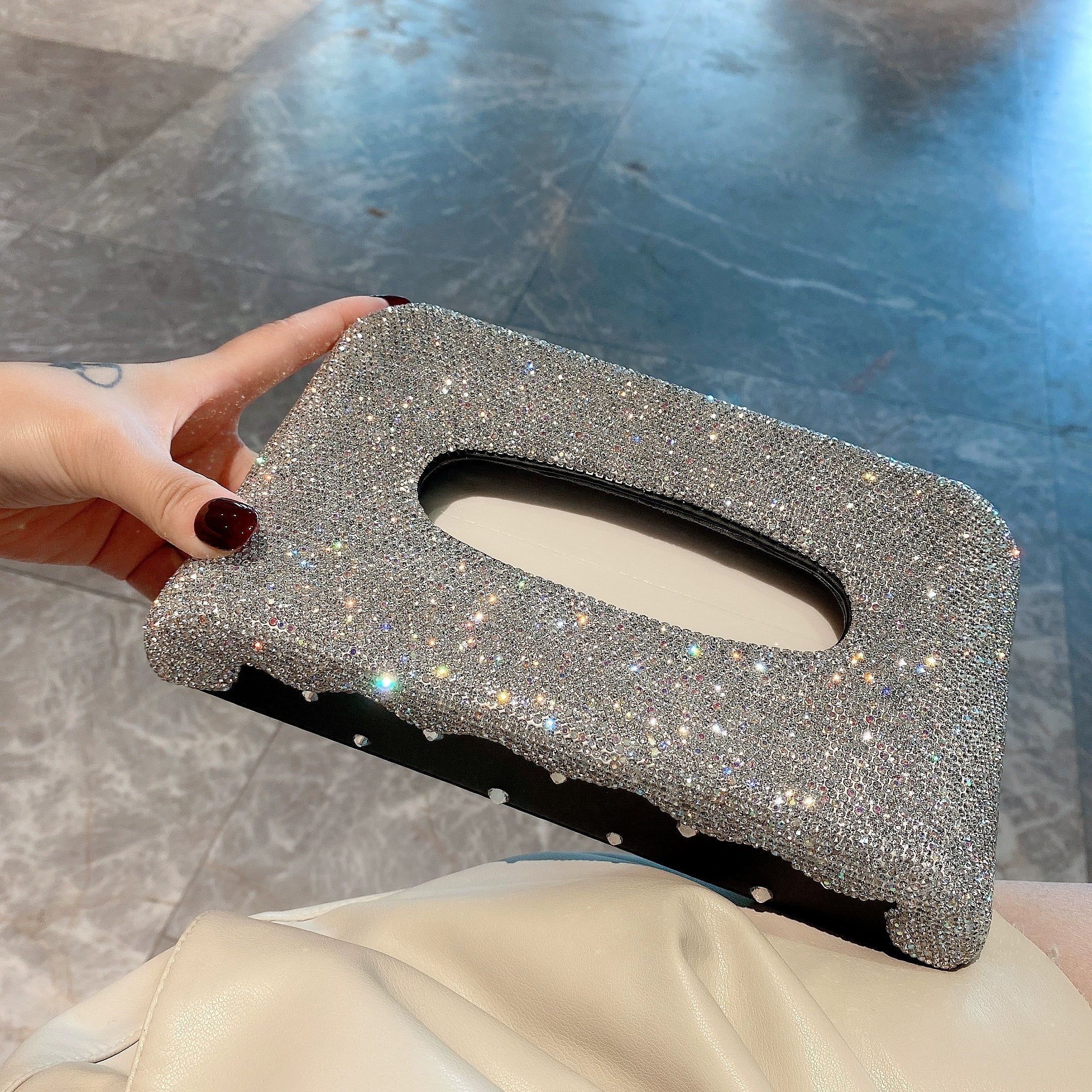 Diamond-Encrusted Car Armrest Tissue Box – Light Luxury Car Interior Organizer & Gift