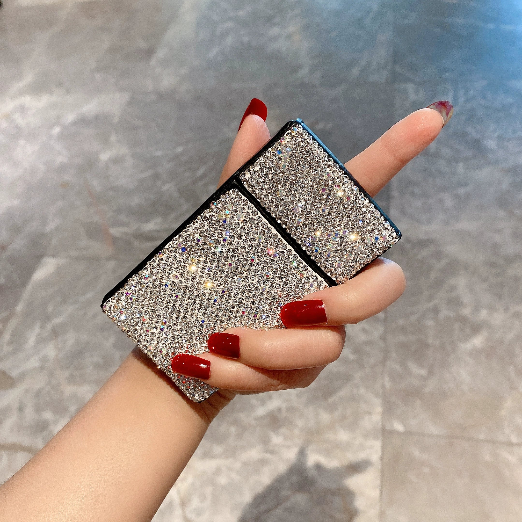 Diamond-Encrusted Cigarette Case with Inflatable Lighter – 20-Pack Black Leather Flip-Top, Moisture-Proof, Trendy Women’s Accessory