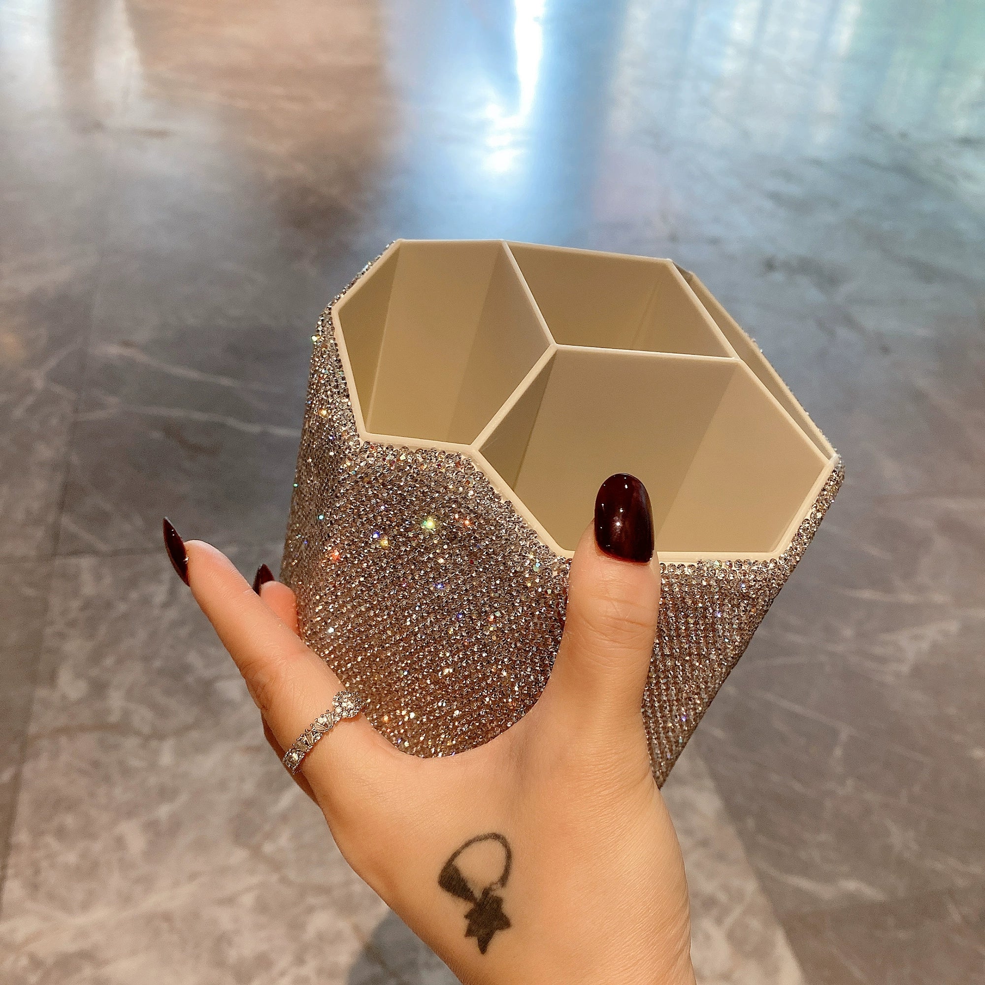 Diamond-Encrusted Makeup Brush & Cosmetic Organizer – Large-Capacity Desktop Storage for Lipsticks, Eyebrow Pencils & Brushes