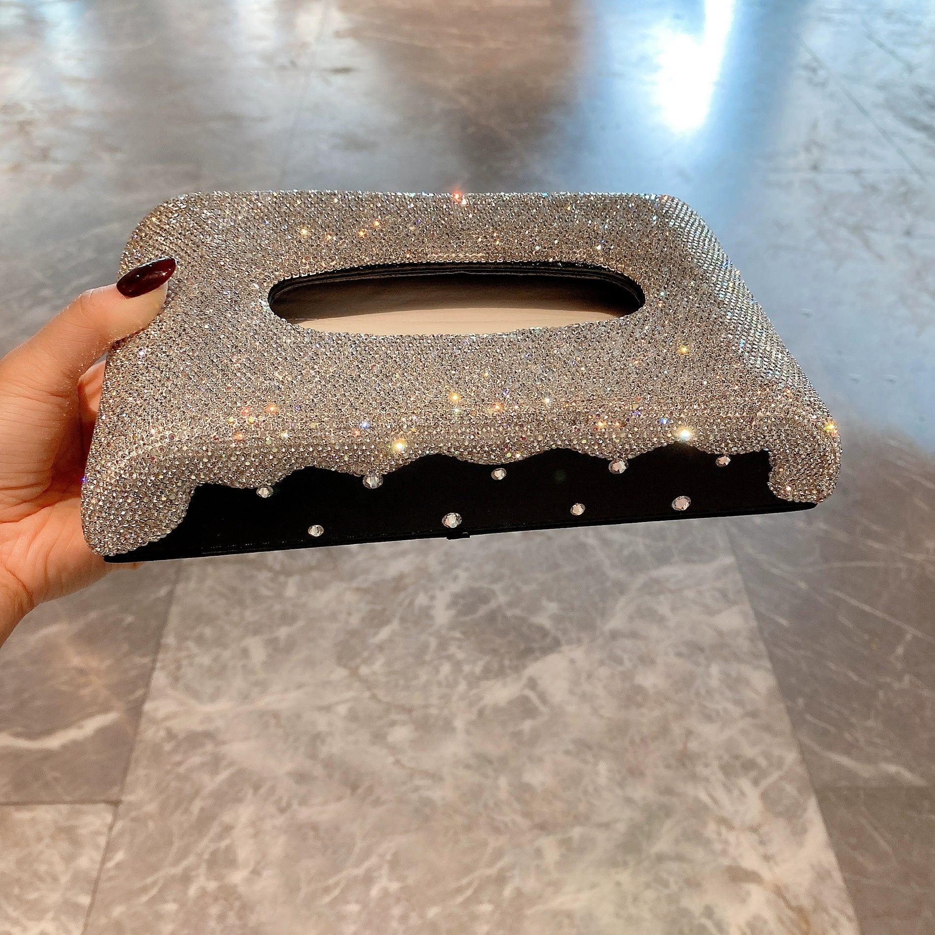 Diamond-Encrusted Car Armrest Tissue Box – Light Luxury Car Interior Organizer & Gift