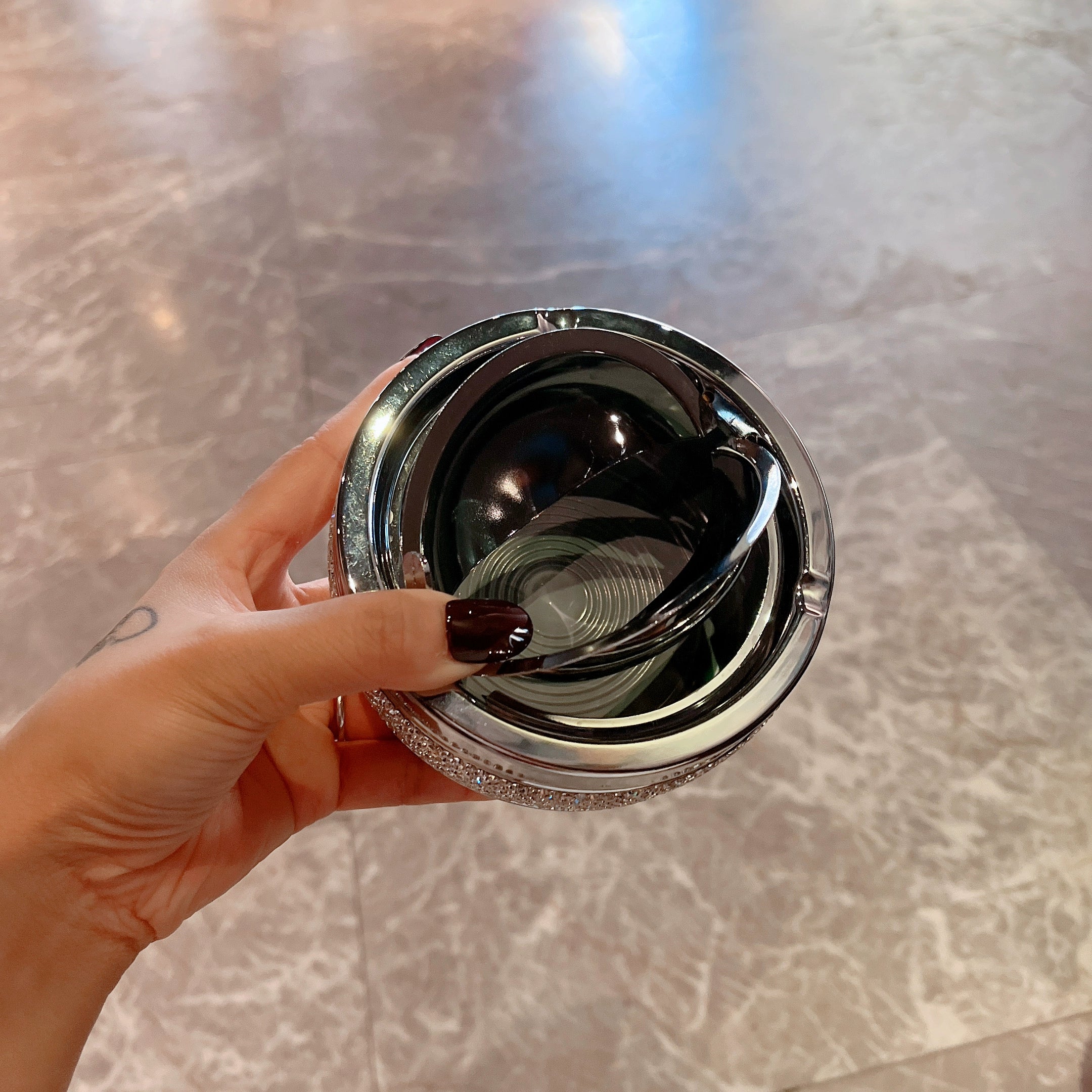 Diamond-Encrusted Stainless Steel Ashtray – Stylish Home & Office Smoking Accessory