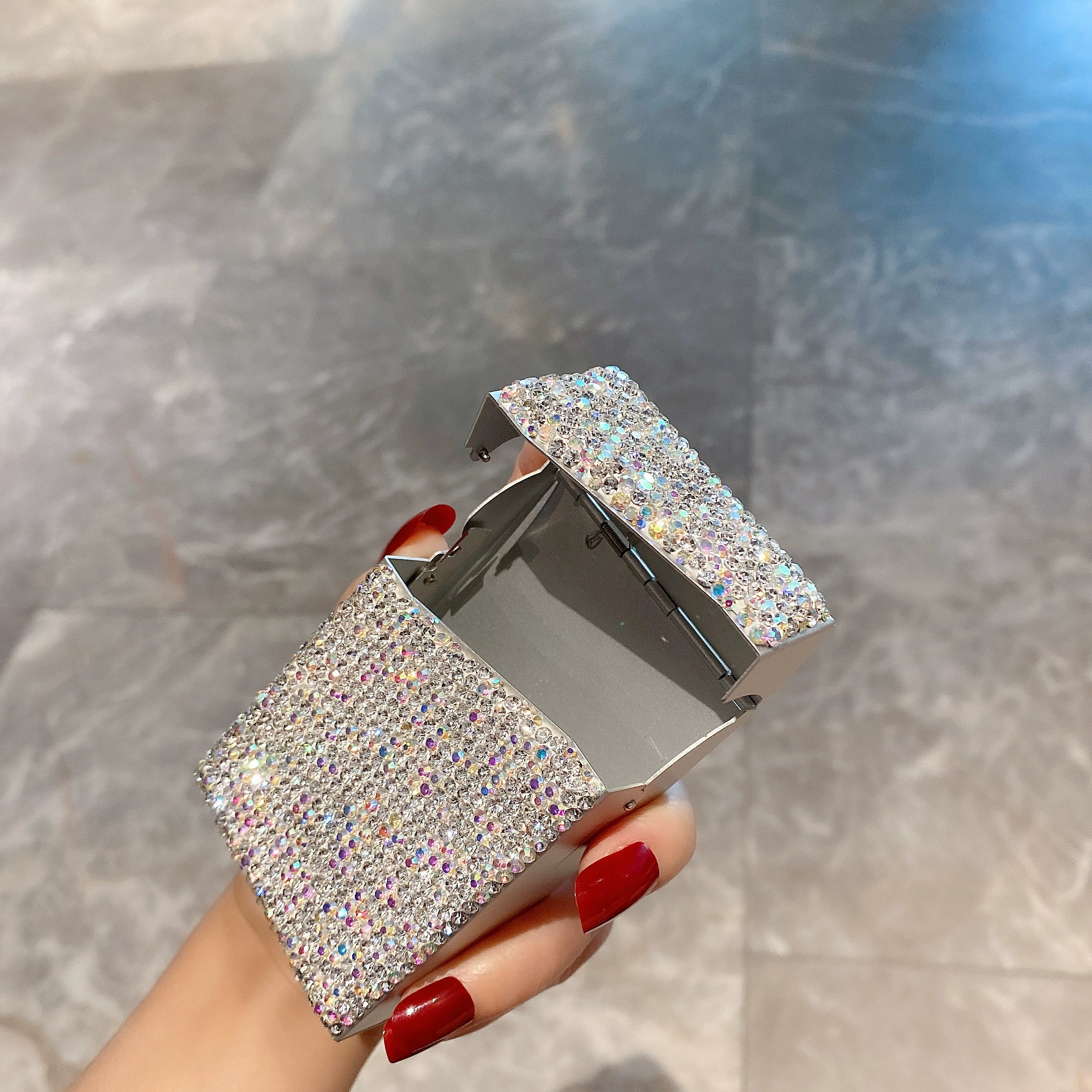 Diamond-Encrusted Stainless Steel Cigarette Case – 20-Pack Flip-Top Water-Resistant Cigarette Box for Women