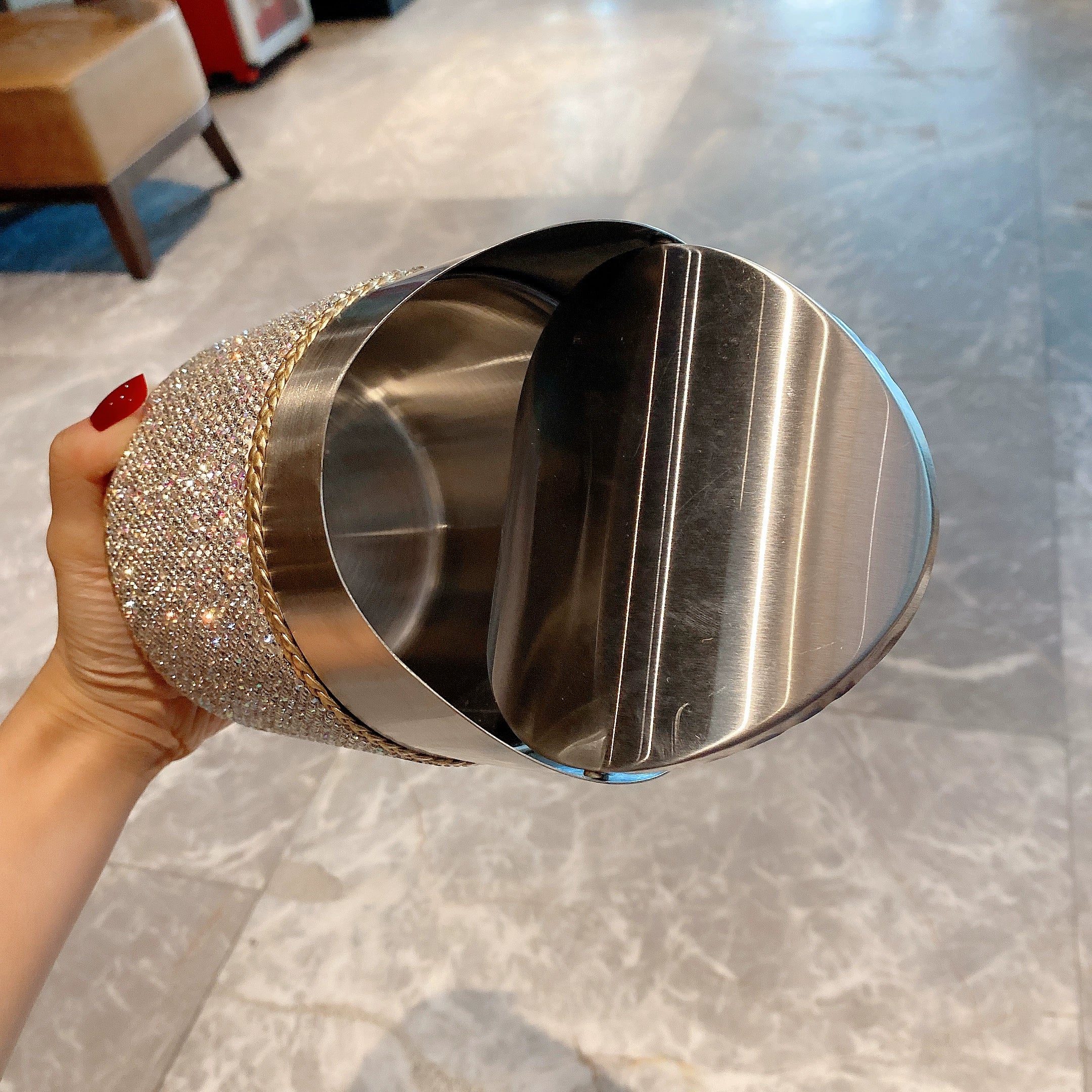 Sparkly Diamond Desktop Trash Can – Mini Swing Lid Storage Bucket for Home, Office & Car