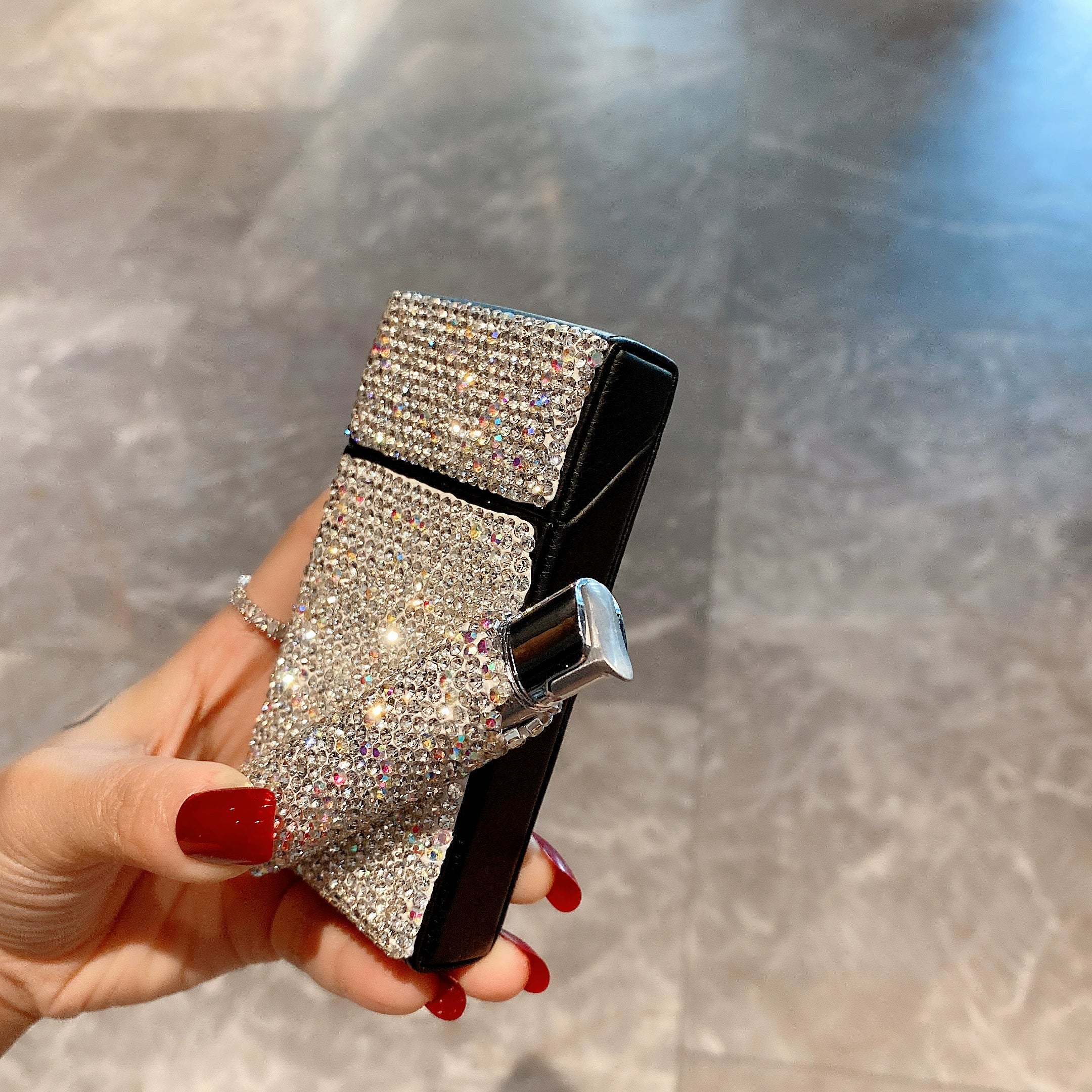 Diamond-Encrusted Cigarette Case with Inflatable Lighter – 20-Pack Black Leather Flip-Top, Moisture-Proof, Trendy Women’s Accessory